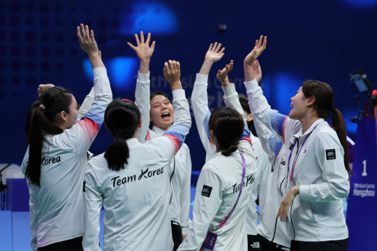 1일 중국 저장성 항저우 빈장체육관에서 열린 항저우 아시안게임 배드민턴 여자 단체 결승을 앞두고 한국 선수들이 파이팅을 외치고 있다. [항저우=연합뉴스]